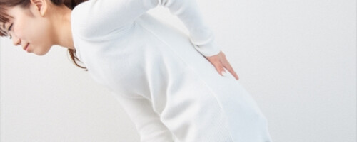 腰痛を抱えている女性