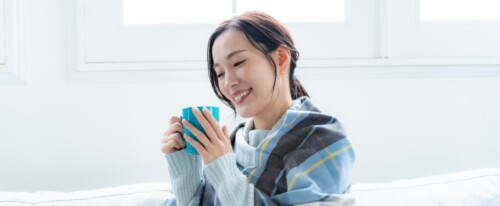 水分をとっている女性